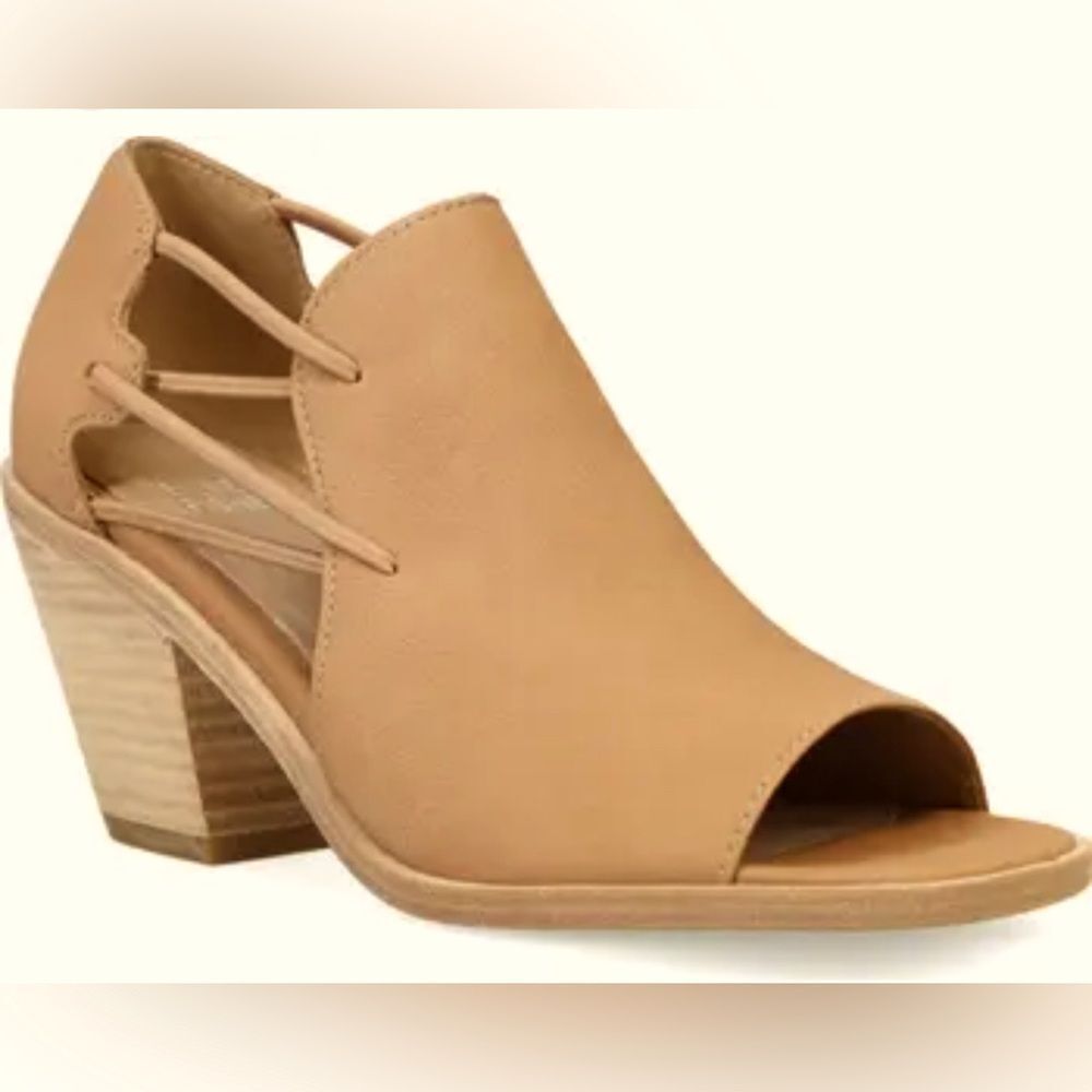 NWOT Eileen Fisher, tan, Peep toe sandals size 9